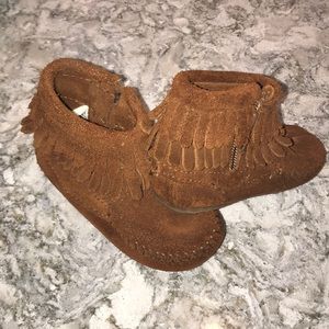 Baby/toddler Minnetonka size 5